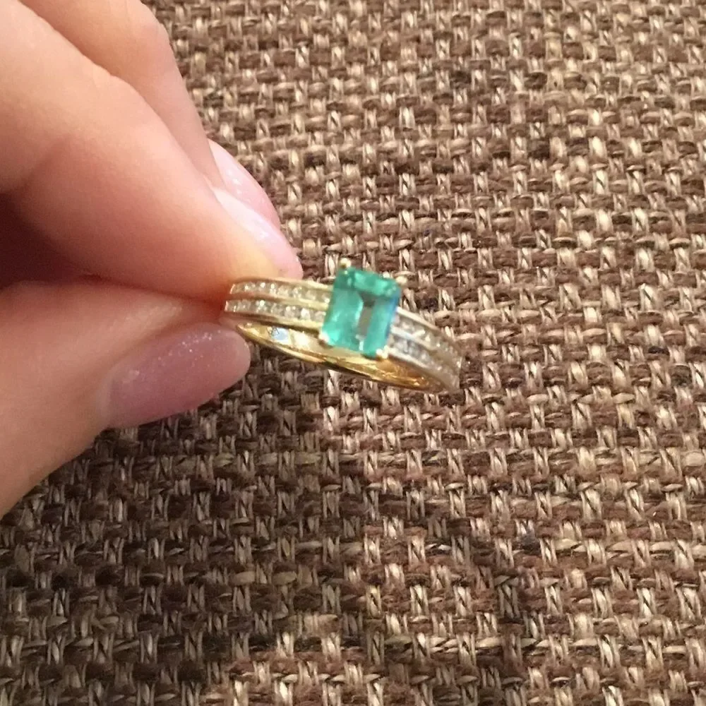 18K GOLD WITH COLOMBIAN EMERALD SIZE 7